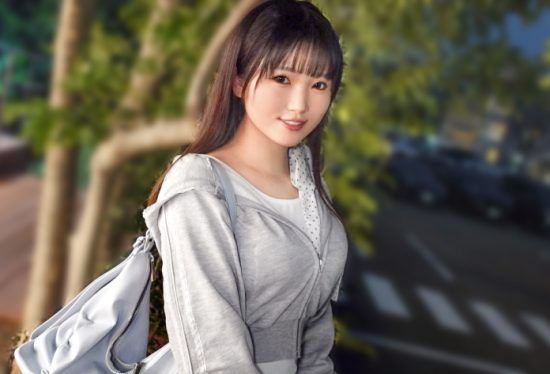 [SIRO-5719] A precocious girl who likes older men. She gets turned on being surrounded by middle-aged guys in a porn theater.